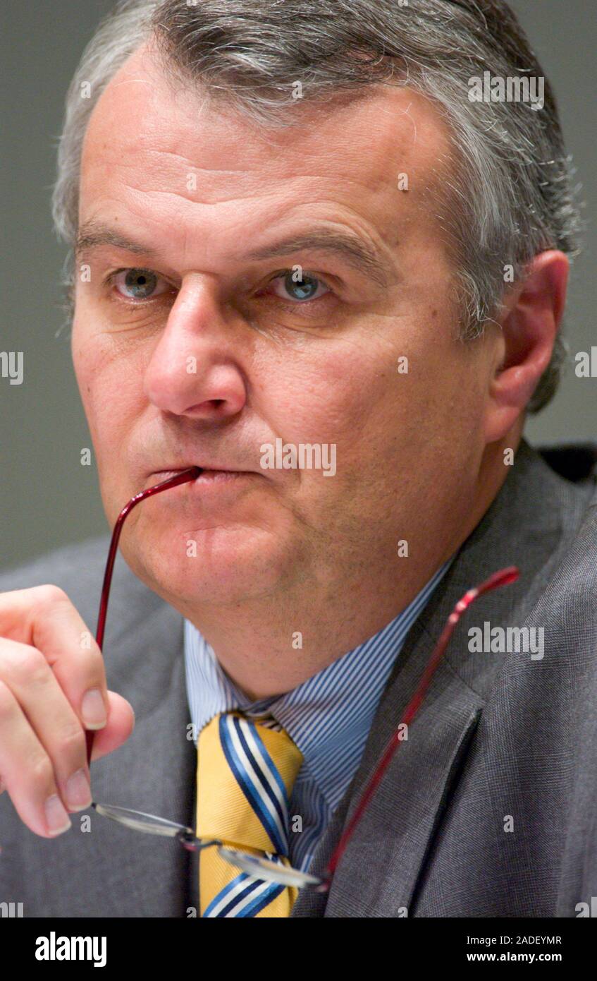 Dusseldorf GERMANIA 10.3.2004, business: Dr. Wulf H. BERNOTAT, Presidente del Comitato Esecutivo, risultati annuali di conferenza stampa di EON AG Foto Stock