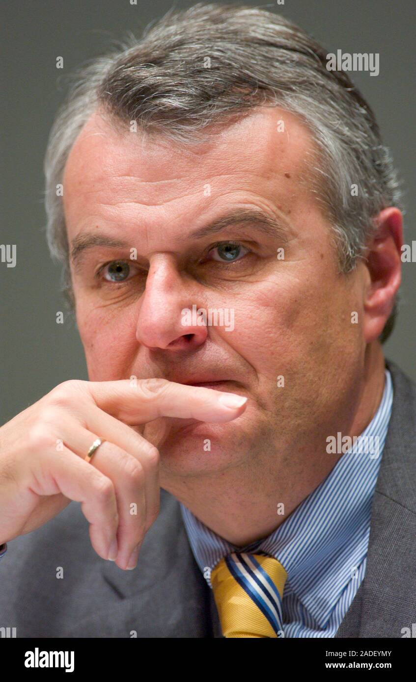 Dusseldorf GERMANIA 10.3.2004, business: Dr. Wulf H. BERNOTAT, Presidente del Comitato Esecutivo, risultati annuali di conferenza stampa di EON AG Foto Stock