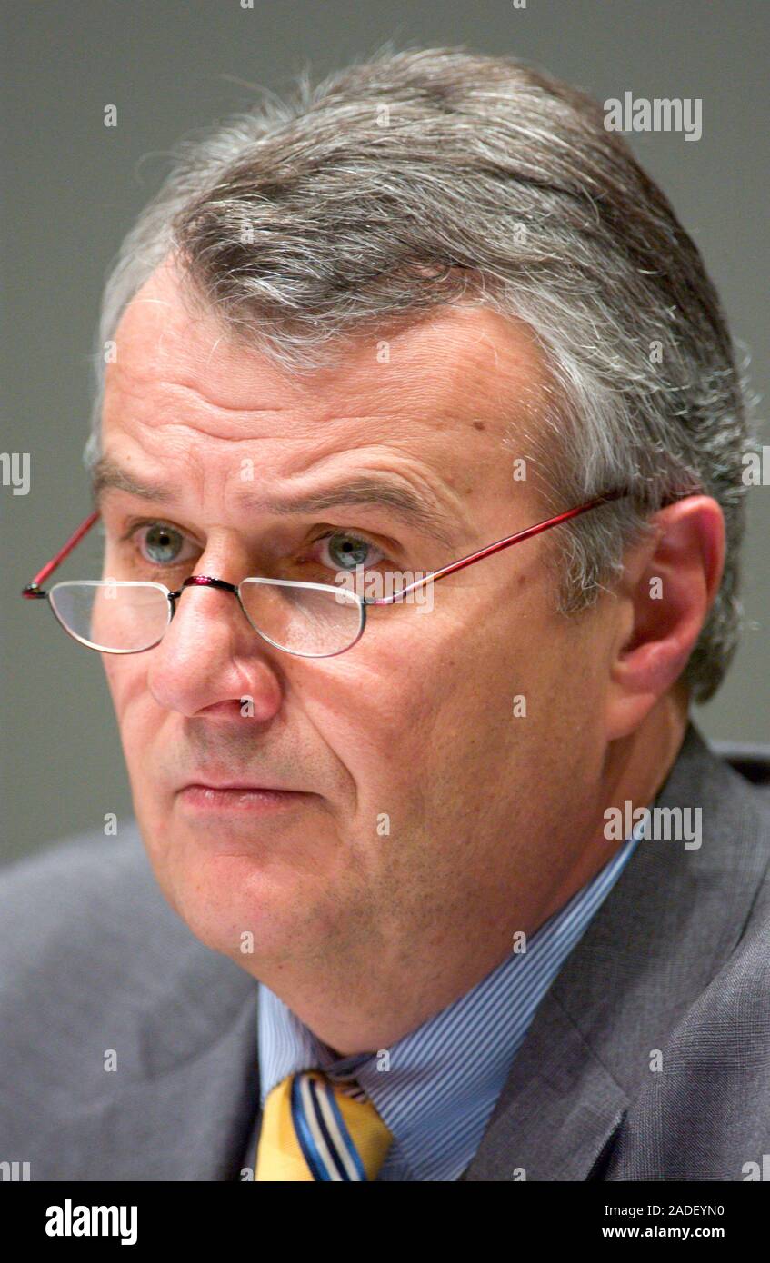 Dusseldorf GERMANIA 10.3.2004, business: Dr. Wulf H. BERNOTAT, Presidente del Comitato Esecutivo, risultati annuali di conferenza stampa di EON AG Foto Stock
