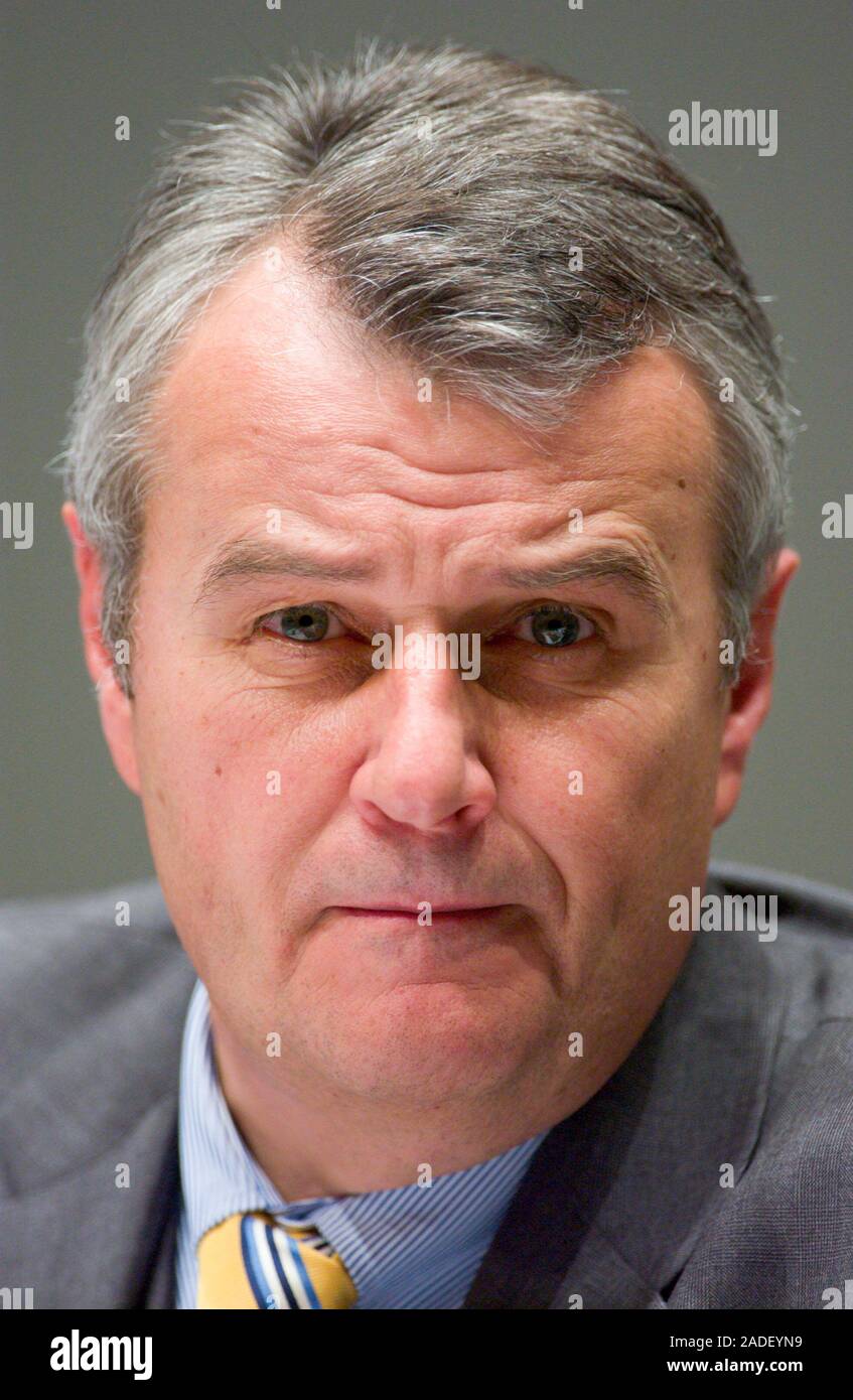 Dusseldorf GERMANIA 10.3.2004, business: Dr. Wulf H. BERNOTAT, Presidente del Comitato Esecutivo, risultati annuali di conferenza stampa di EON AG Foto Stock