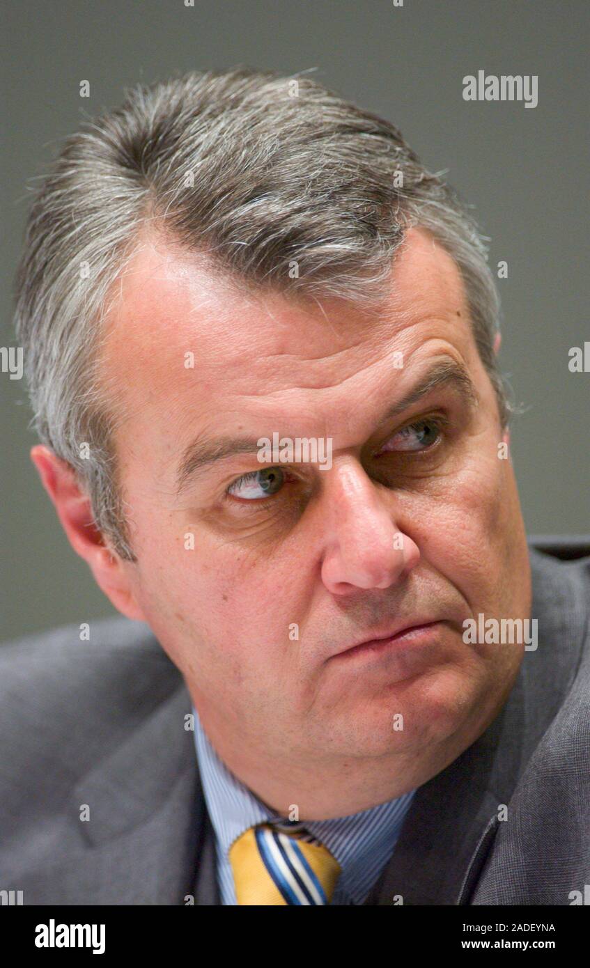 Dusseldorf GERMANIA 10.3.2004, business: Dr. Wulf H. BERNOTAT, Presidente del Comitato Esecutivo, risultati annuali di conferenza stampa di EON AG Foto Stock
