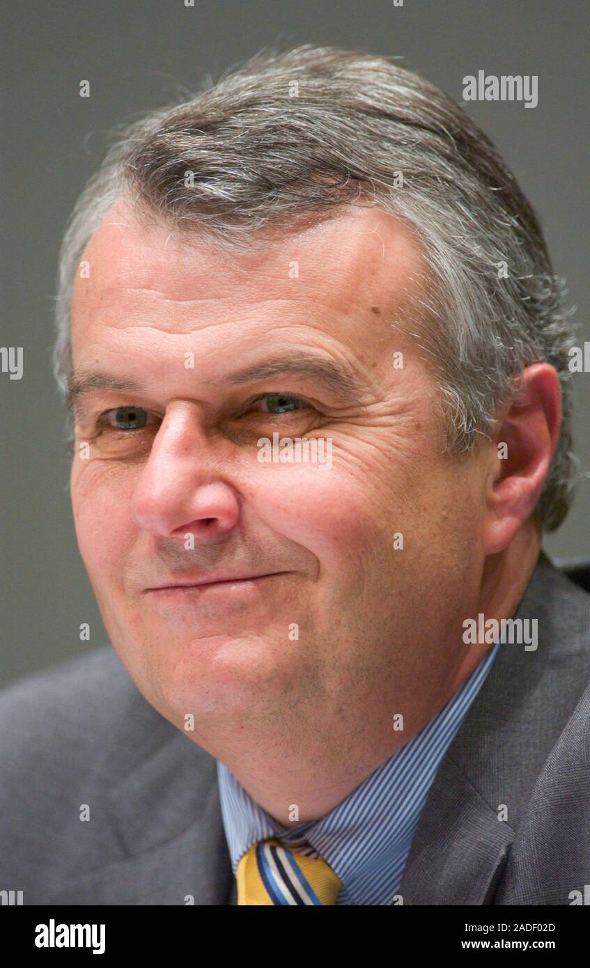 Dusseldorf GERMANIA 10.3.2004, business: Dr. Wulf H. BERNOTAT, Presidente del Comitato Esecutivo, risultati annuali di conferenza stampa di EON AG Foto Stock