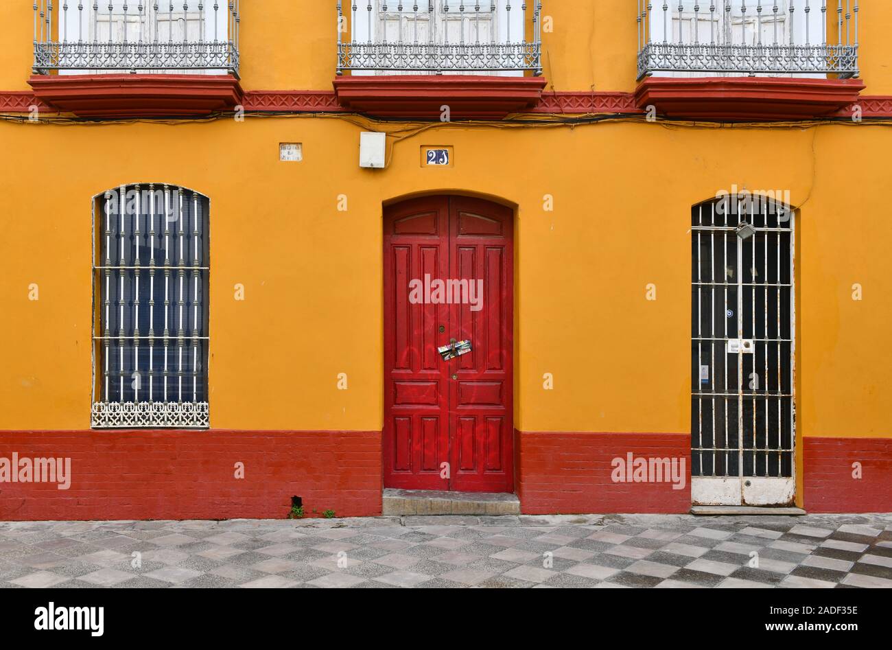 Siviglia, Spagna - 28 nov,2019: edificio colorato esterno nel Barrio Santa Cruz di Siviglia, Spagna. Gli edifici colorati nel quartiere ebraico di Siviglia Foto Stock