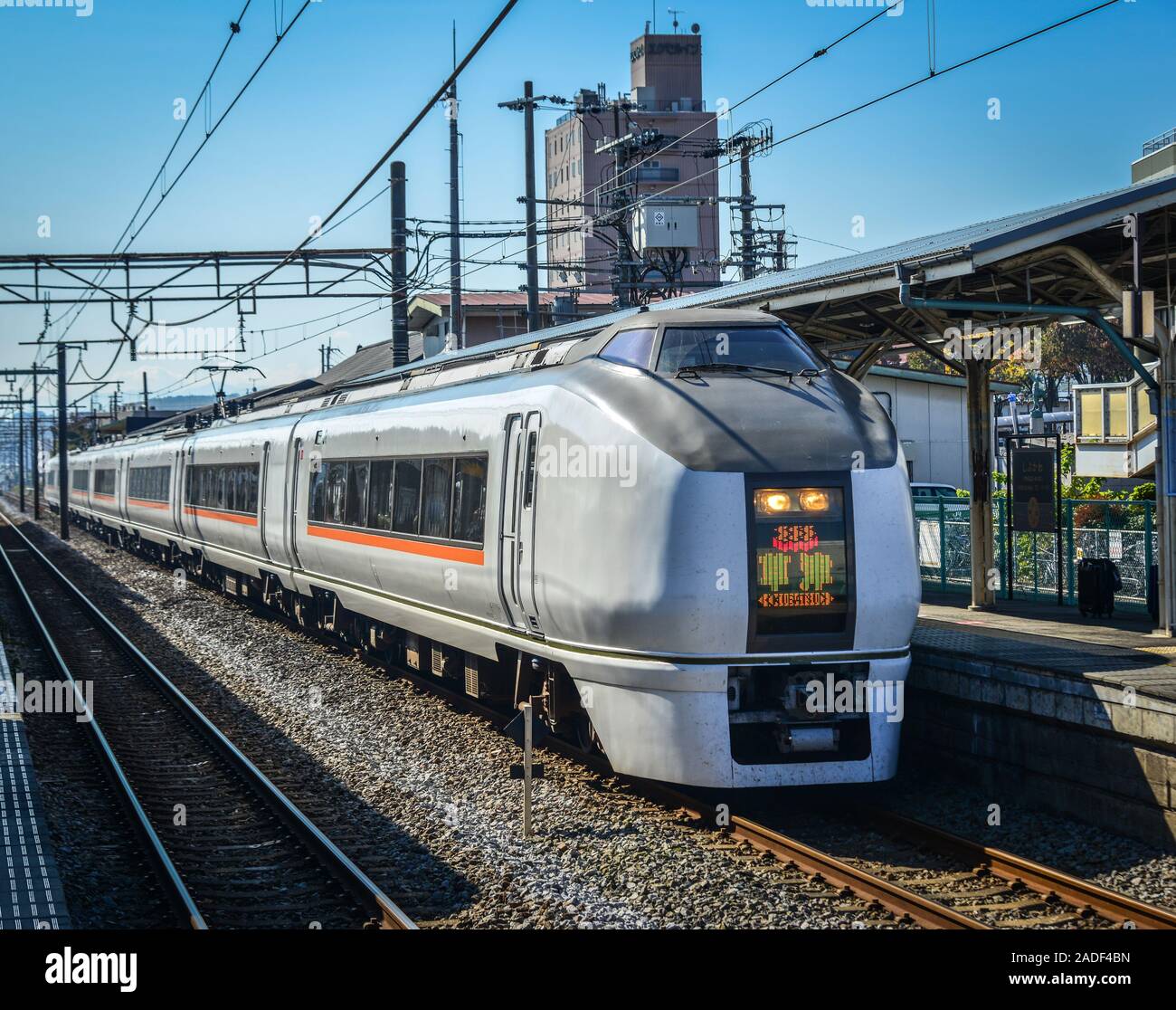 Nagoya, Giappone - Nov 10, 2019. Un treno locale arrivando alla stazione JR di Nagoya, Giappone. I treni sono un modo molto comodo per i visitatori a viaggiare intorno Japa Foto Stock