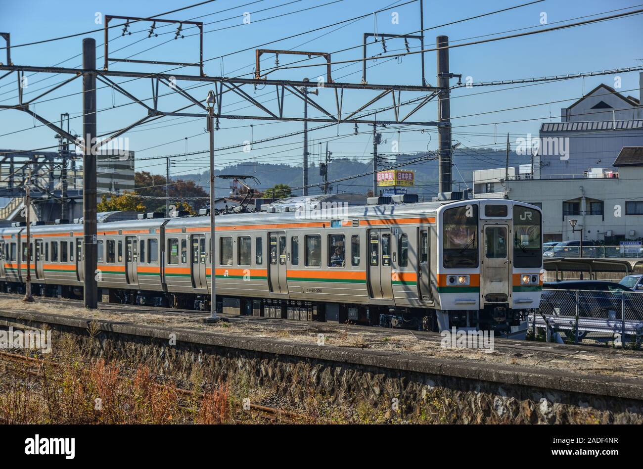 Nagoya, Giappone - Nov 10, 2019. Un treno locale arrivando alla stazione JR di Nagoya, Giappone. I treni sono un modo molto comodo per i visitatori a viaggiare intorno Japa Foto Stock