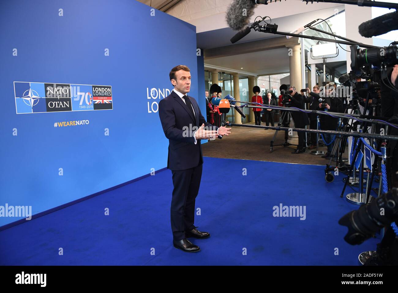 Presidente della Francia, Emmanuel Macron arriva per la Nato annuale di capi di Stato e di governo al vertice di The Grove hotel a Watford, Hertfordshire. Foto di PA. Picture Data: Mercoledì 4 dicembre 2019. Vedere PA storia politica della Nato. Foto di credito dovrebbe leggere: Chris J Ratcliffe/PA FILO Foto Stock