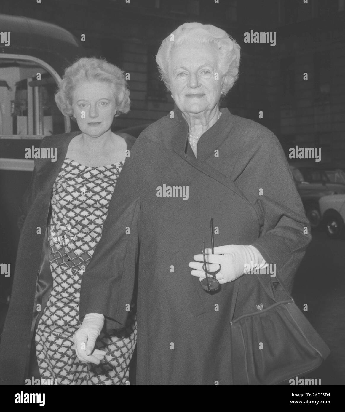Signora Clementina Churchill (r) e sua figlia, Diana, arrivando a Middlesex Hospital di Londra, dove in precedenza Sir Winston Churchill fu ammesso per la rottura della coscia. Foto Stock