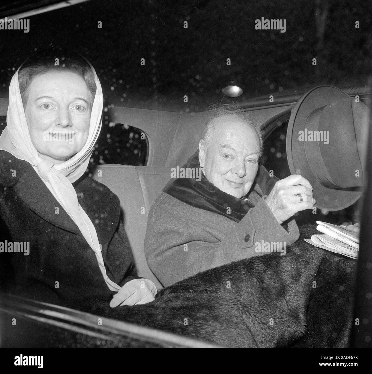 Sir Winston Churchill con sua figlia Diana all'Aeroporto di Londra. Foto Stock
