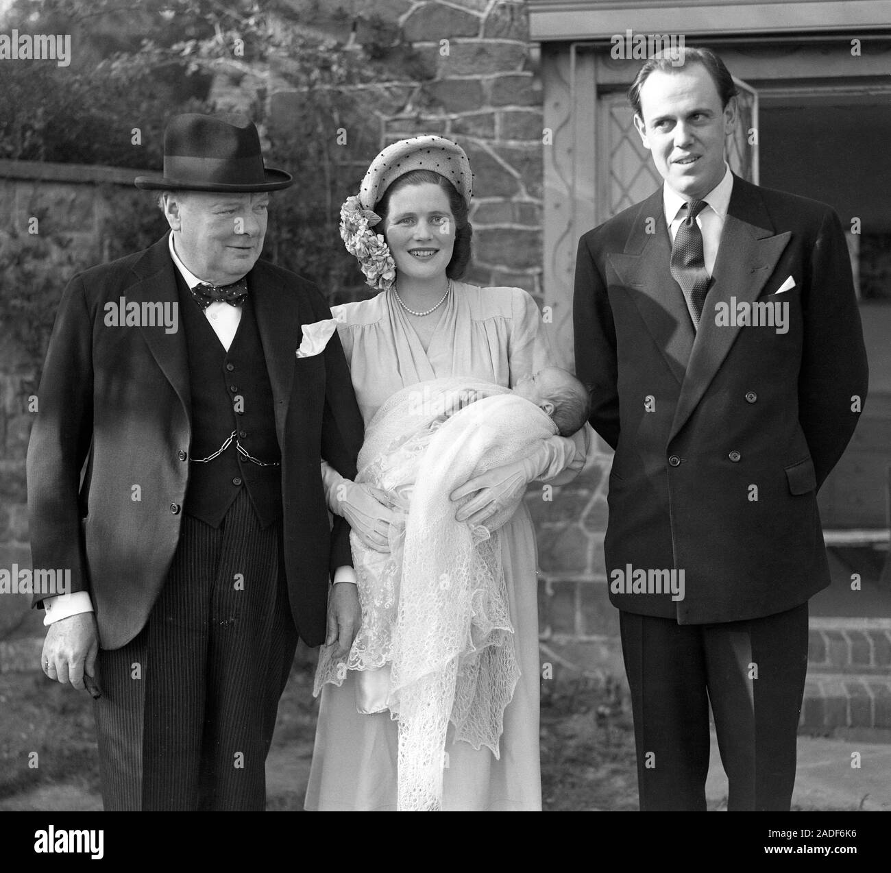 Capitano Christopher Soames (r) al fianco di Winston Churchill (l) e Maria Soames con la loro neo-battezzato Arthur Nicholas Winston Soames al partito di battesimo che ha seguito il servizio a Westminster. Foto Stock