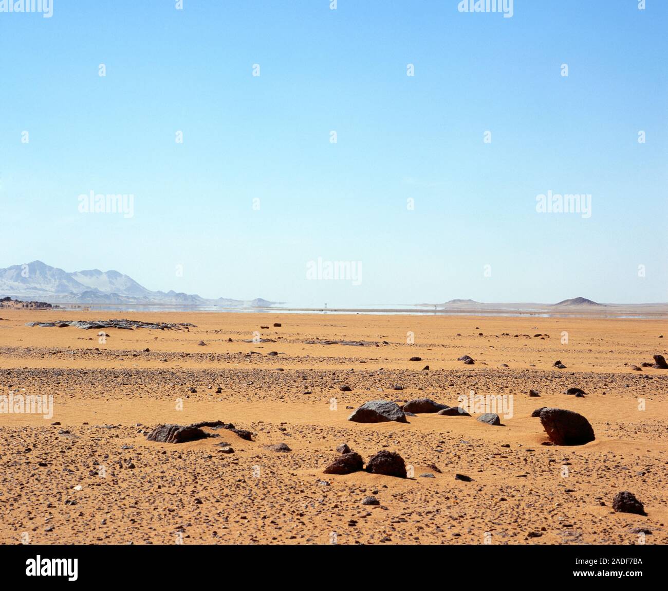 Mirage sopra l'orizzonte in un deserto. Una inferiore Mirage è un fenomeno ottico causato dalla rifrazione della luce al di sopra della superficie del terreno. Fotografato Foto Stock