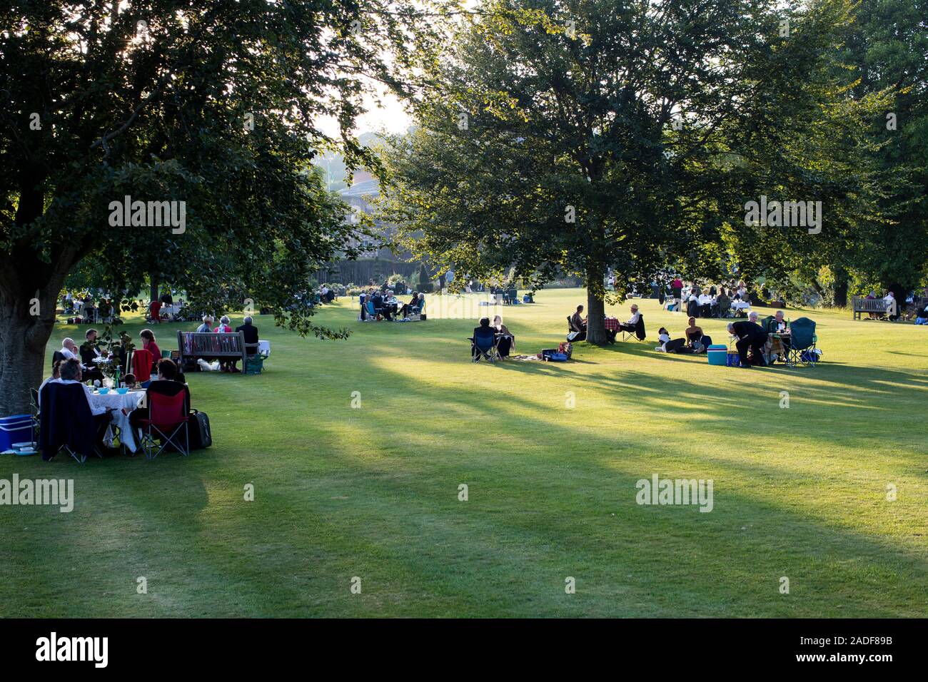 Teatro dell'opera Glyndebourne Festival, Sussex, durante l'intervallo di Mozart il flauto magico Foto Stock
