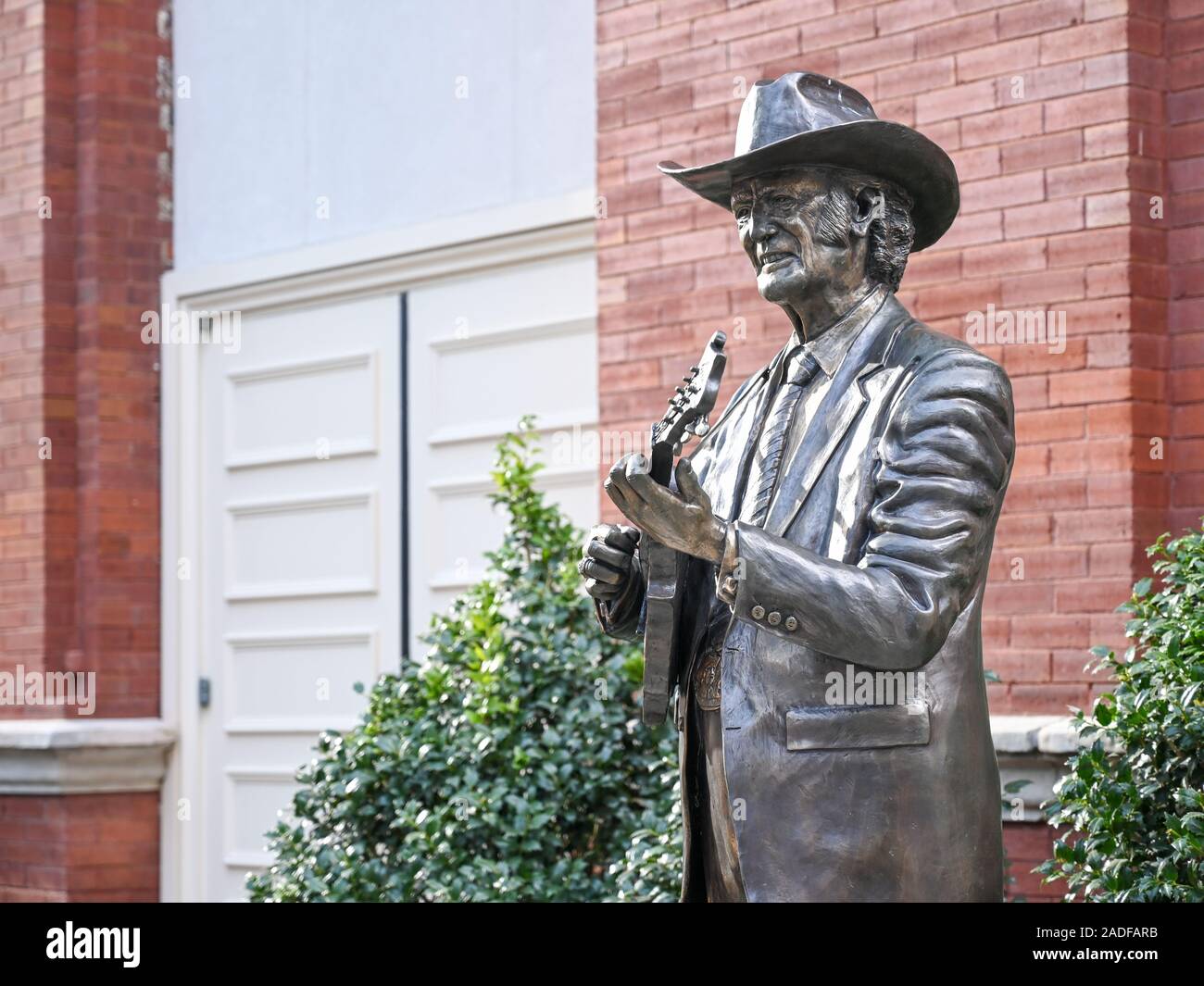 Statua di Bill Monroe con il mandolino al di fuori di Ryman Auditorium. Bill Monroe è considerato il fondatore della musica bluegrass. Foto Stock