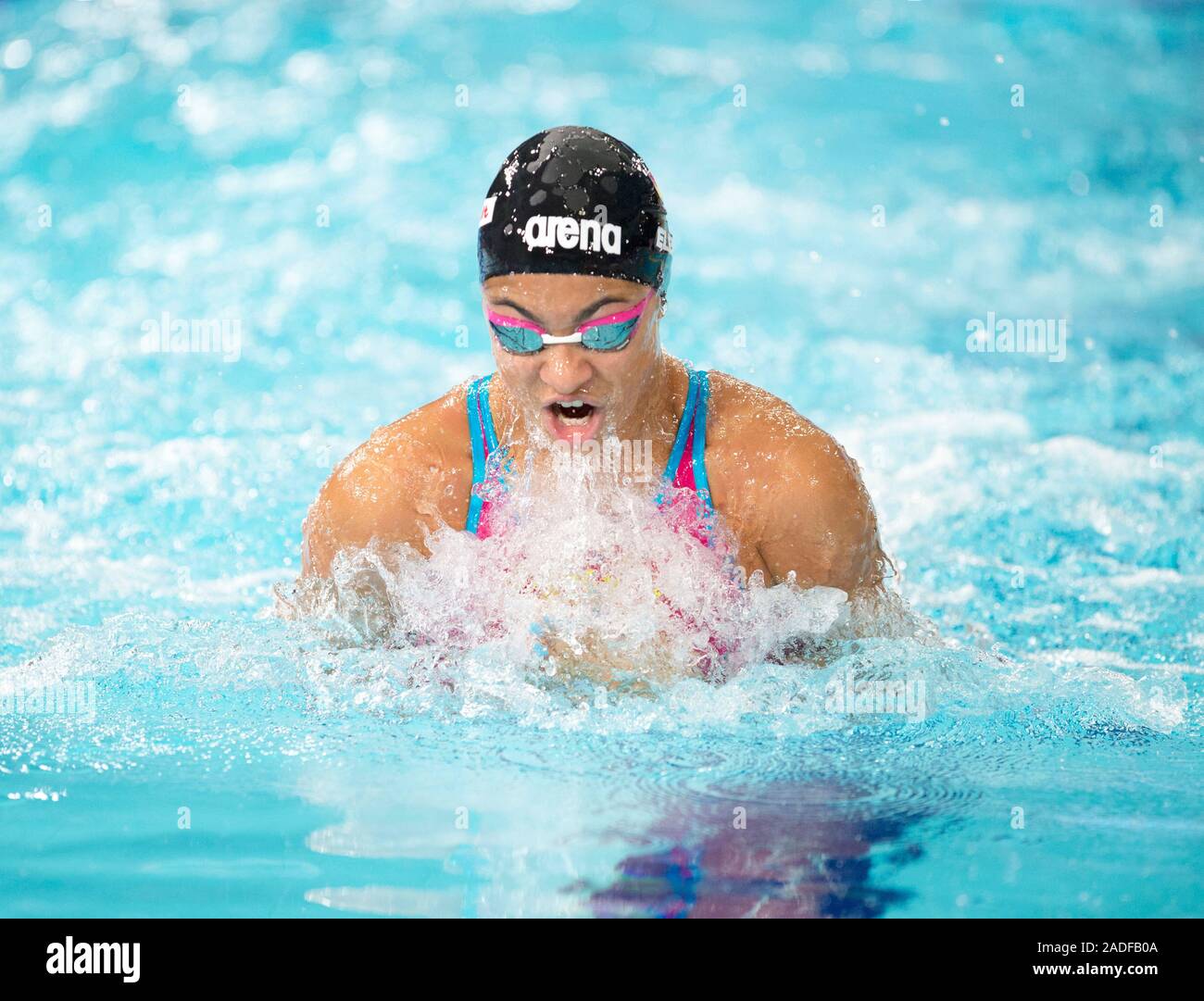 La Germania Anna Elendt competere nel femminile 50m Breastroke riscalda durante il European Short Course Swimming Championships a Tollcross International centro nuoto, Glasgow. Foto Stock