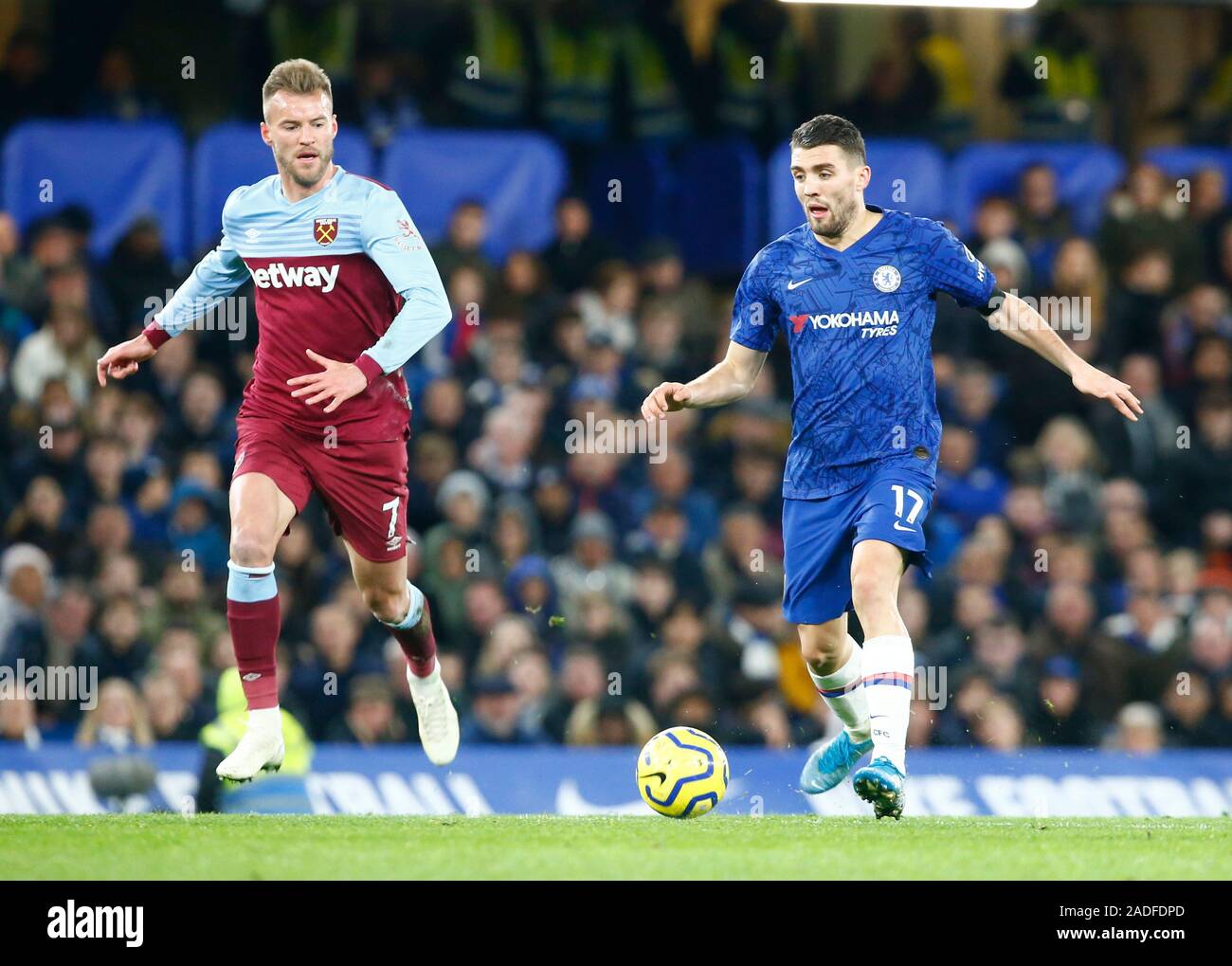 Londra, Regno Unito. Novembre 30 L-R West Ham United Andriy Yarmolenko e del Chelsea Mateo Kovacic durante la Premier League inglese tra Chelsea Foto Stock