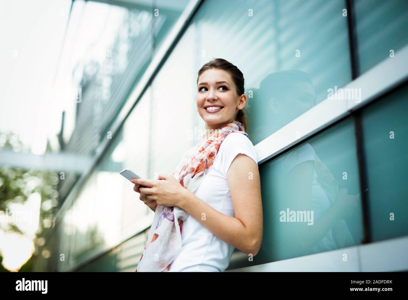 Bella giovane donna messaging sullo smartphone. Sociale il concetto di rete Foto Stock