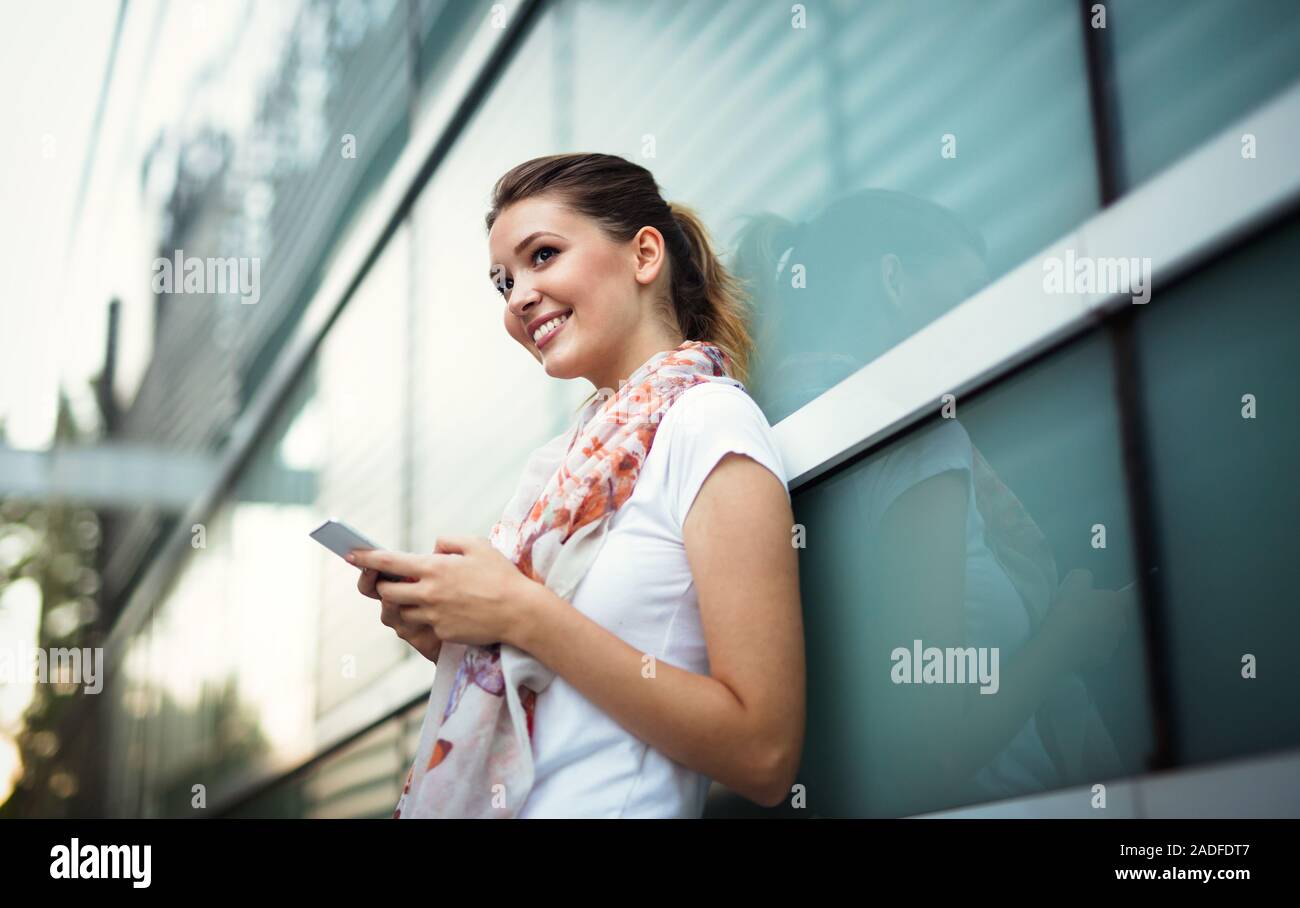 Bella giovane donna messaging sullo smartphone. Sociale il concetto di rete Foto Stock