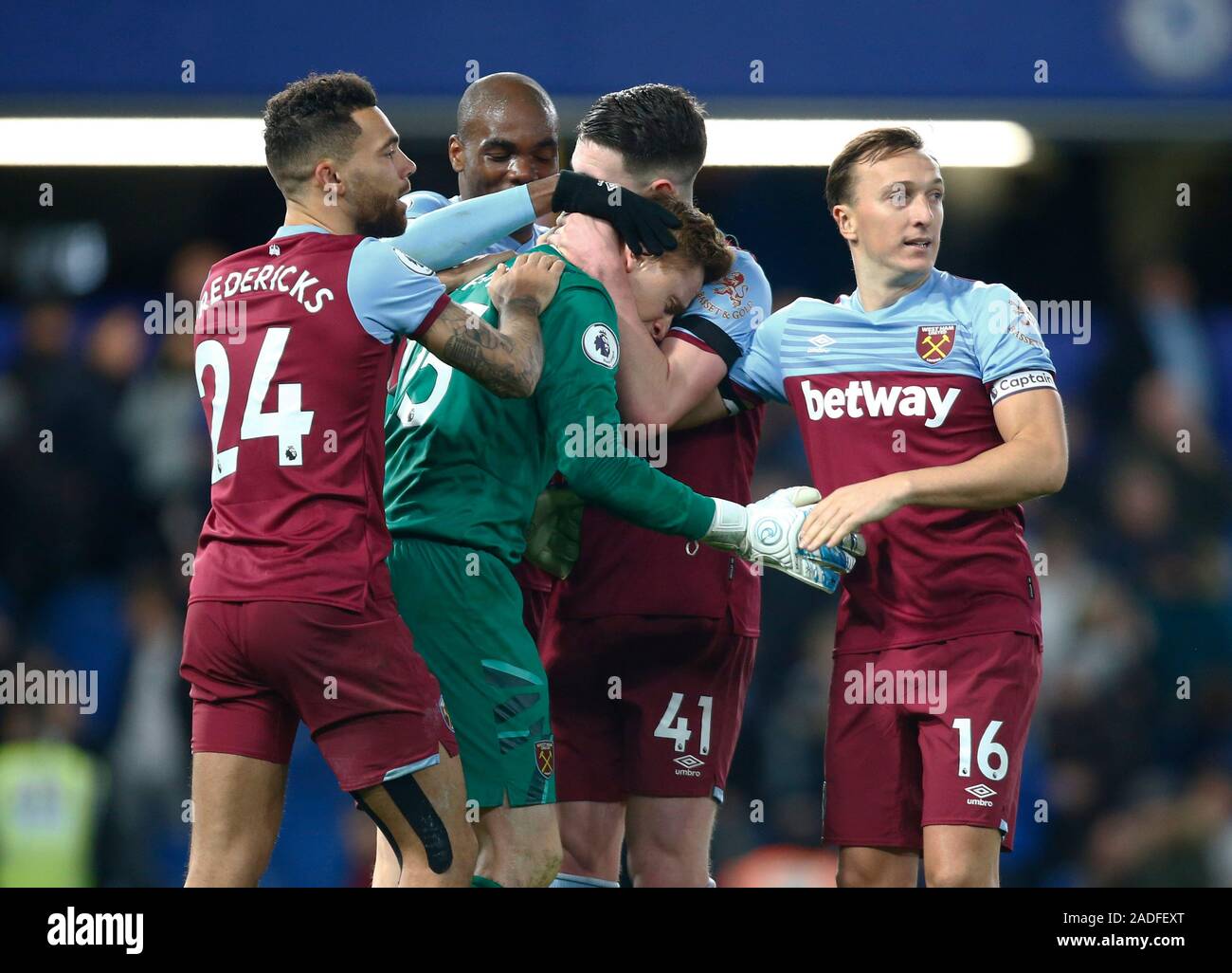 Londra, Regno Unito. Novembre 30 West Ham United di David Martin celebra con i suoi compagni di squadra durante la Premier League inglese tra Chelsea e noi Foto Stock