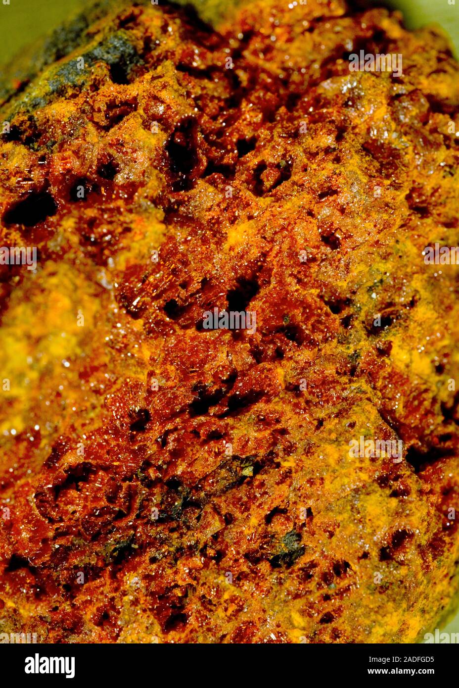 Realgar minerale. Realgar è un arancione-rosso, solfuro di arsenico minerale, da cui una gran parte del mondo arsenico è derivato. Realgar è highl Foto Stock