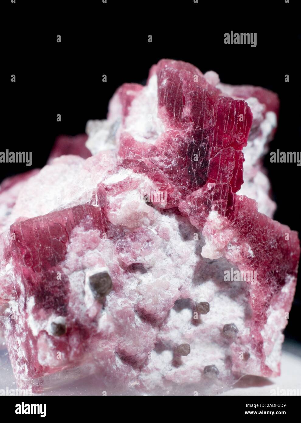 Il berillo rosso cristalli. Cristalli di la varietà rossa del minerale  Berillo gemma (berillio silicato di alluminio). Il colore rosso è pensato  per essere da uomo Foto stock - Alamy
