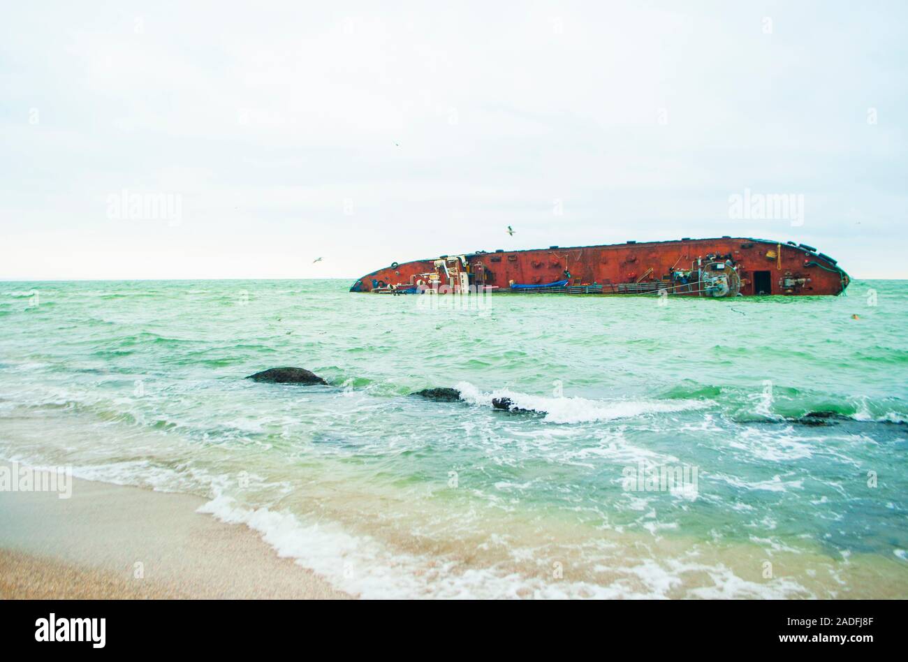 Catastrofe ecologica. Inquinamento da petrolio del mare. Naufragio vicino alla costa. Foto Stock