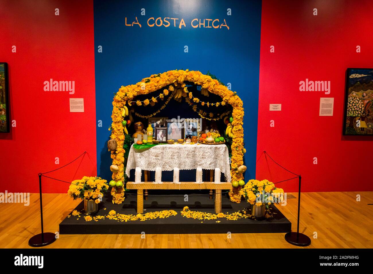 Illustrazione di Ofrenda, display tradizionale di oggetti per il giorno dei morti, Día de Muertos celebrazione, il Museo Nazionale di Arte Messicana, Chicago, Illinoi Foto Stock