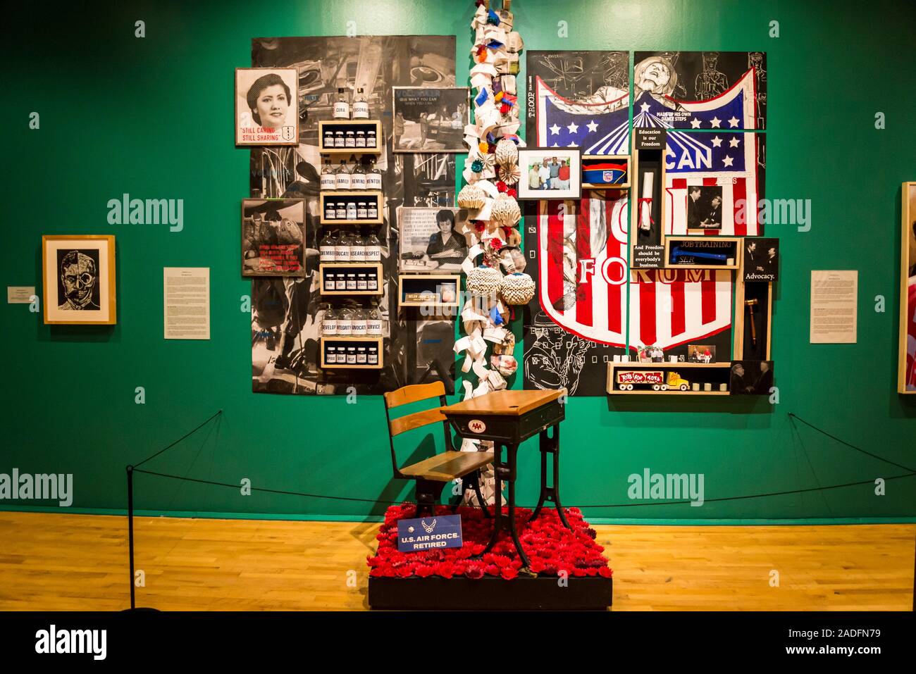 Illustrazione di Ofrenda, display tradizionale di oggetti per il giorno dei morti, Día de Muertos celebrazione, il Museo Nazionale di Arte Messicana, Chicago, Illinoi Foto Stock