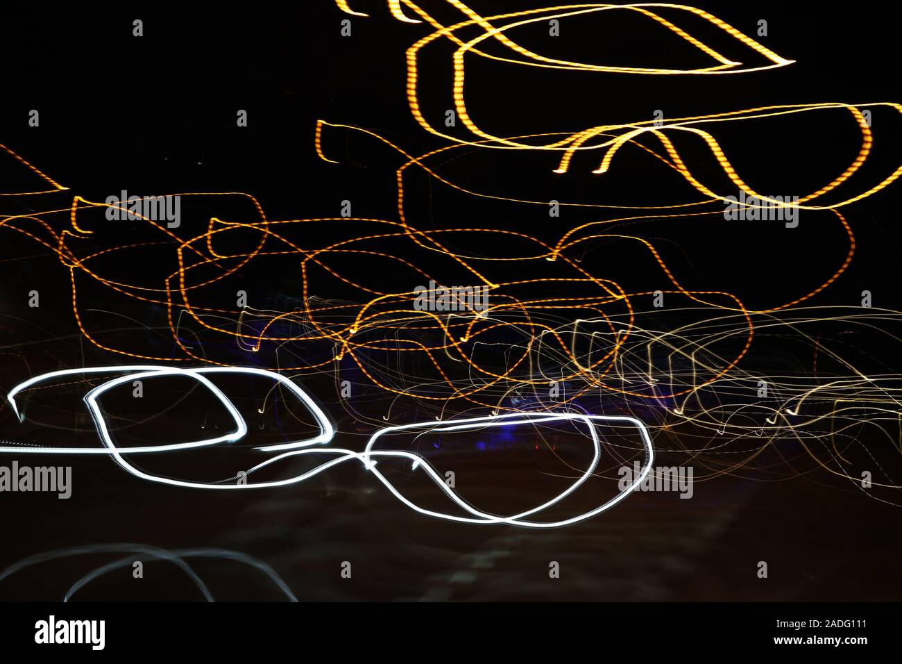Coloratissima linea astratta luce art. Arte concettuale che mostra il movimento, il polso della città di Helsinki e le tenebre della notte. Creato dalla telecamera in movimento. Foto Stock