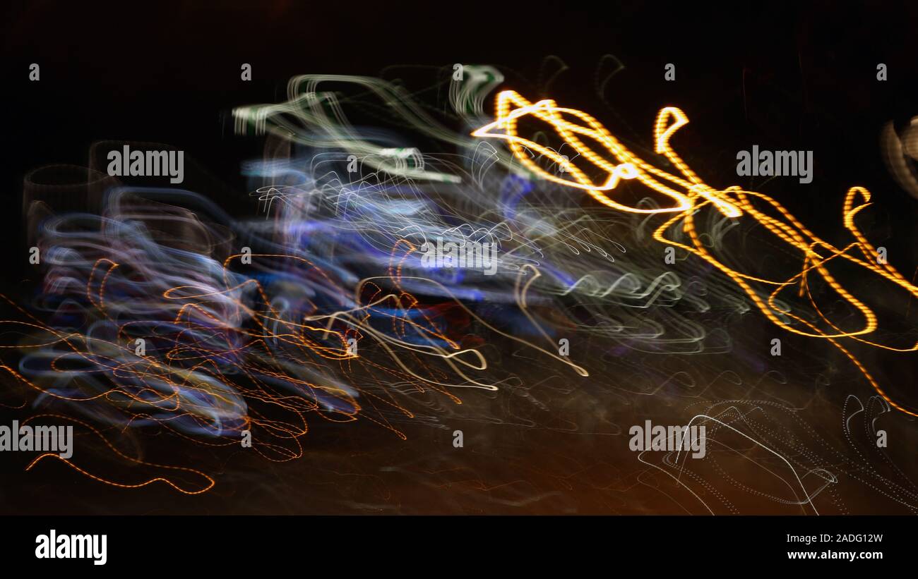 Coloratissima linea astratta luce art. Arte concettuale che mostra il movimento, il polso della città di Helsinki e le tenebre della notte. Creato dalla telecamera in movimento. Foto Stock