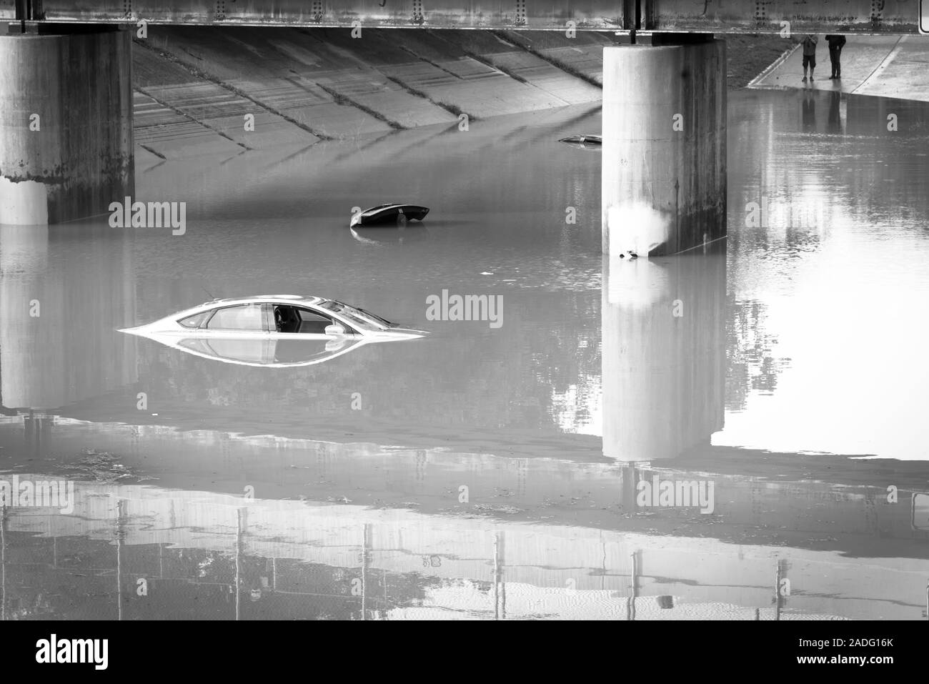 Sedan autovetture allagata sotto il ponte dell'autostrada vicino al centro cittadino di Houston in vista superiore Foto Stock