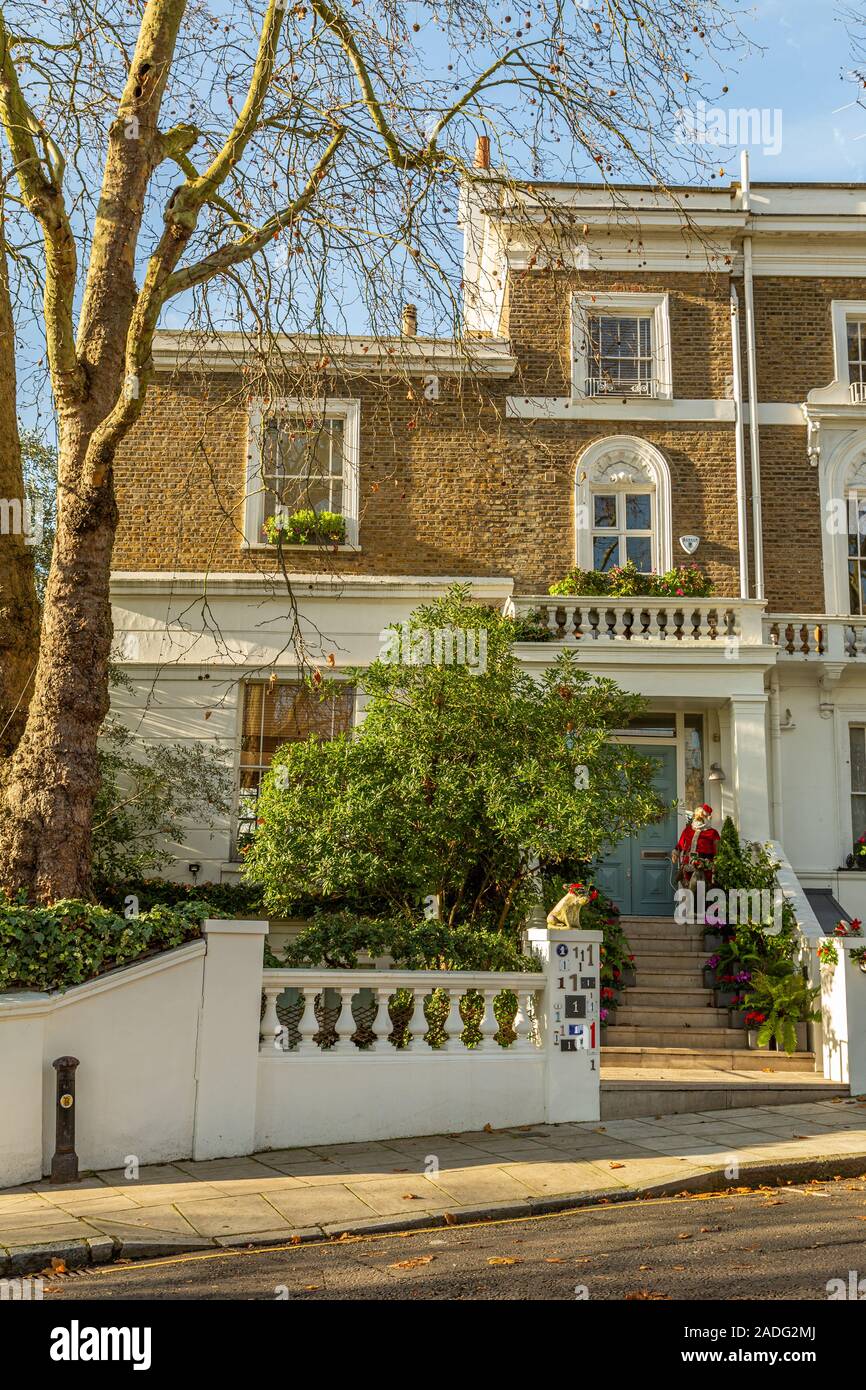 L'Esterno facciata del 'Quattro matrimoni e un funerale' regista Richard Curtis's house, Dicembre 2019 Holland Park Londra Inghilterra REGNO UNITO Foto Stock
