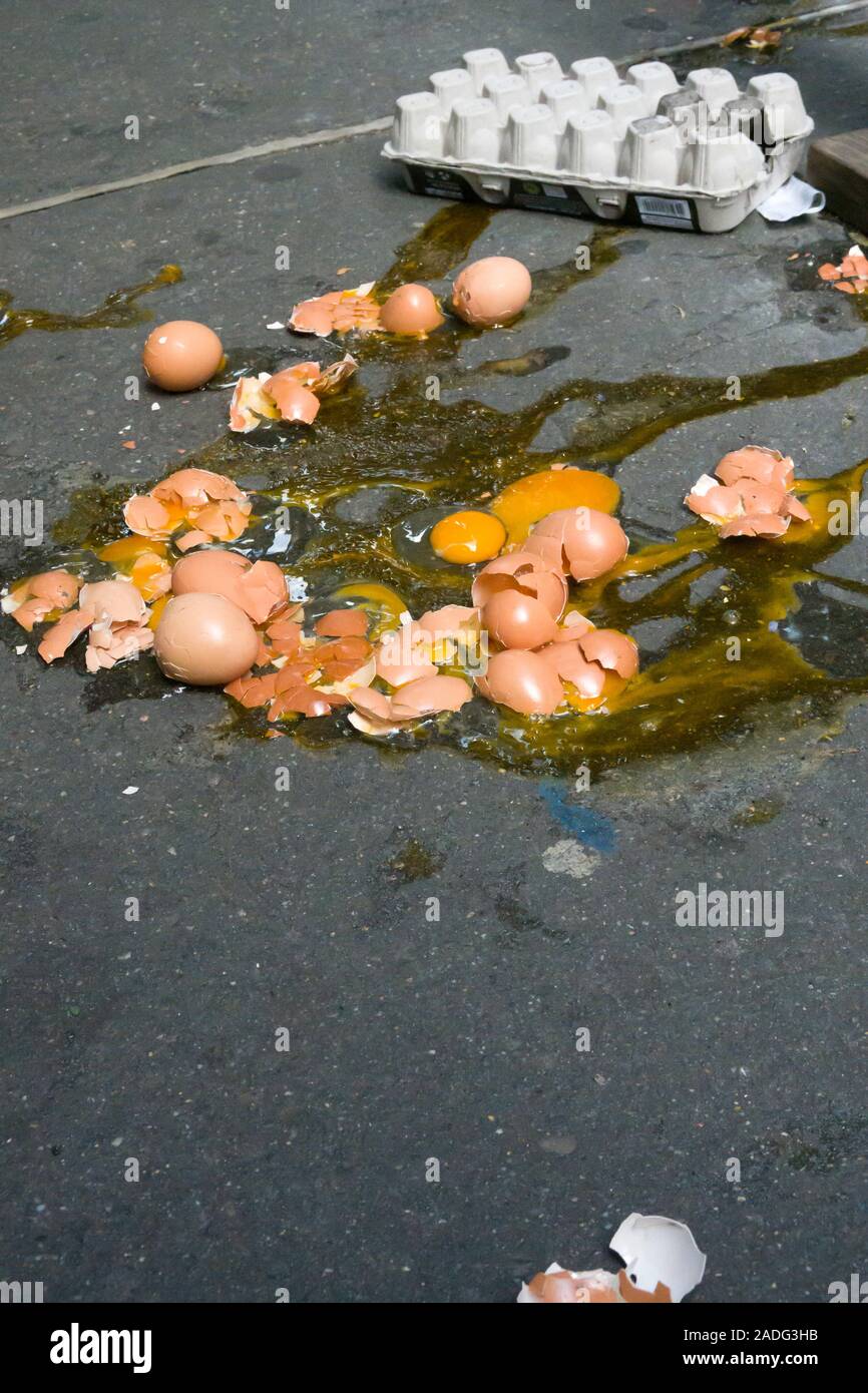 Una dozzina di uova rotte su un marciapiede, STATI UNITI D'AMERICA Foto Stock