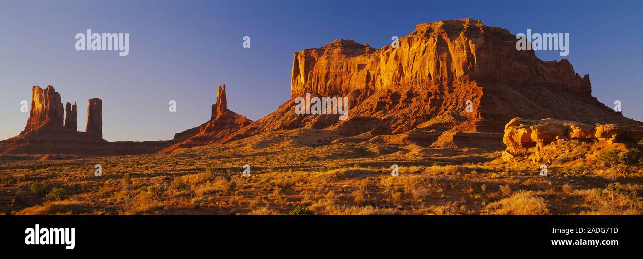 Formazioni di roccia su un paesaggio, Monument Valley, Monument Valley Tribal Park, Utah, Stati Uniti d'America Foto Stock