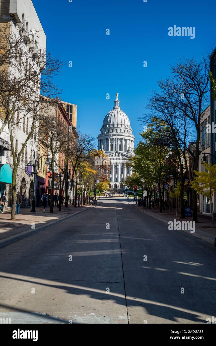 Vista del Wisconsin State Capitol da State Street in downtown, Madison, Wisconsin, STATI UNITI D'AMERICA Foto Stock