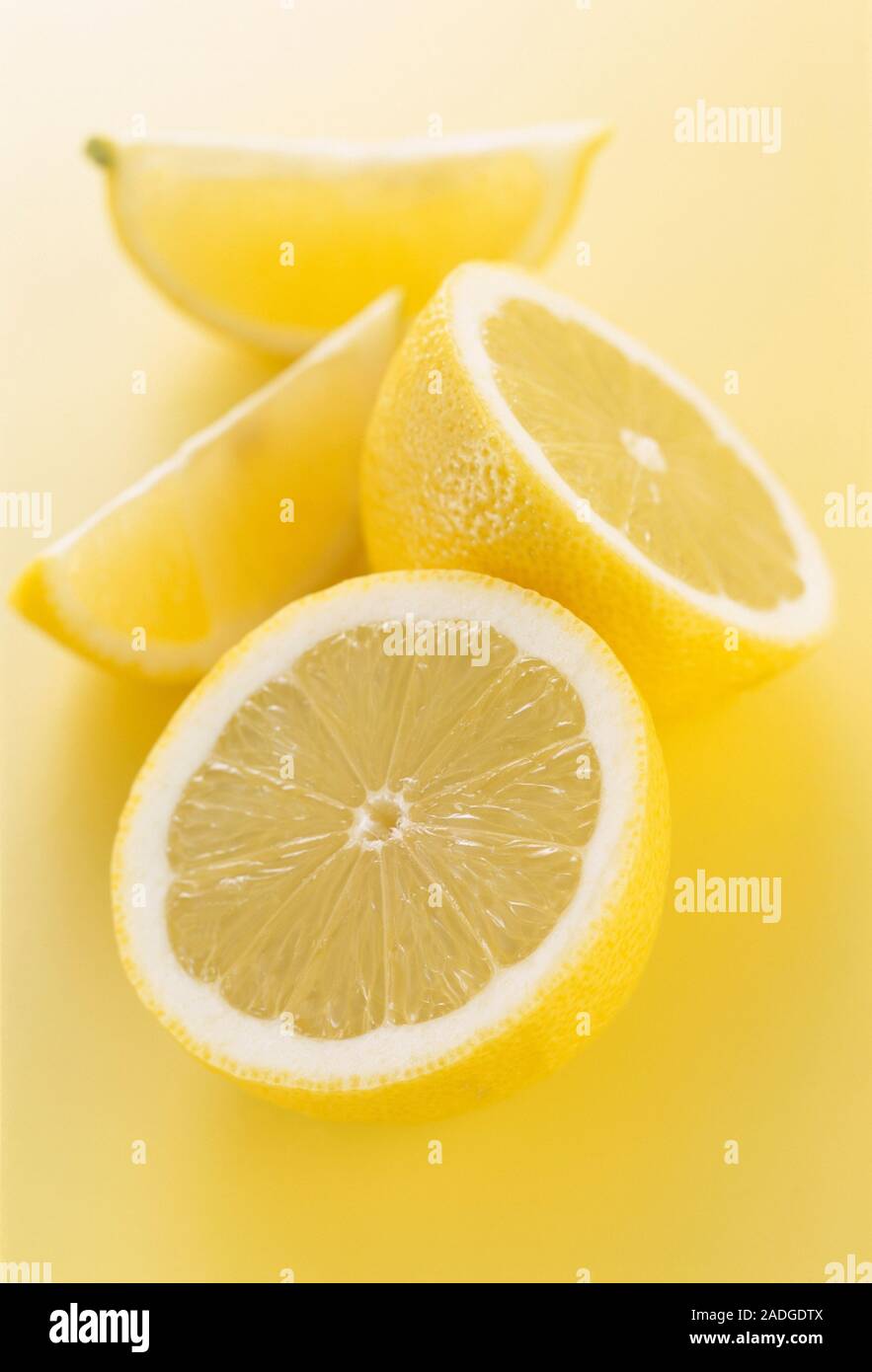 I limoni e una grattugia con scorza di limone Foto stock - Alamy