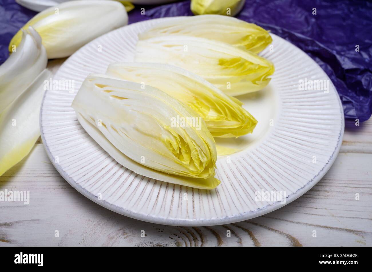 Bianco fresco indivia belga o insalata di cicoria capi close up Foto Stock