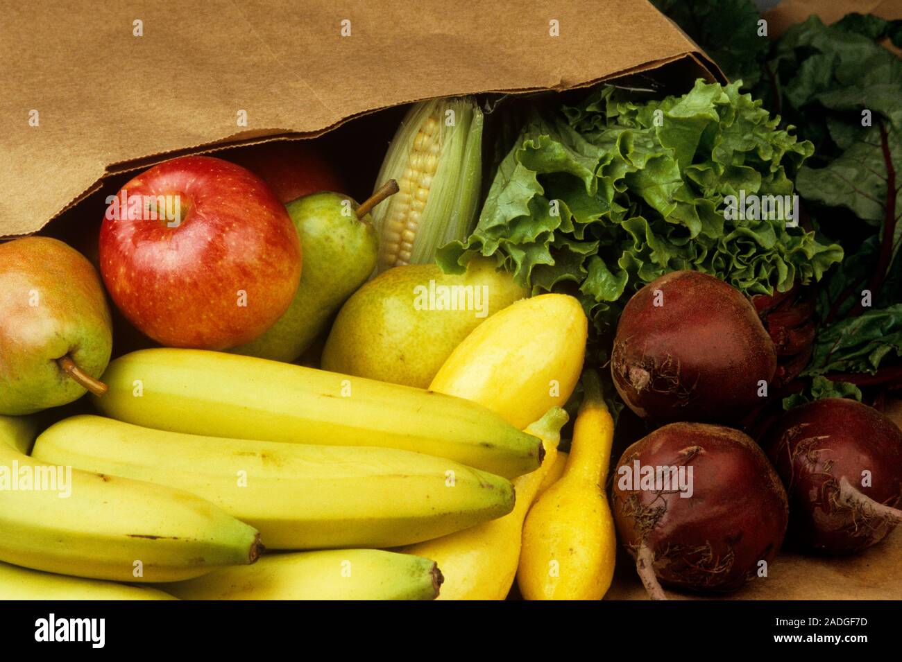 Frutta e verdura fresca fuoriuscita da un sacchetto della spesa Foto stock  - Alamy