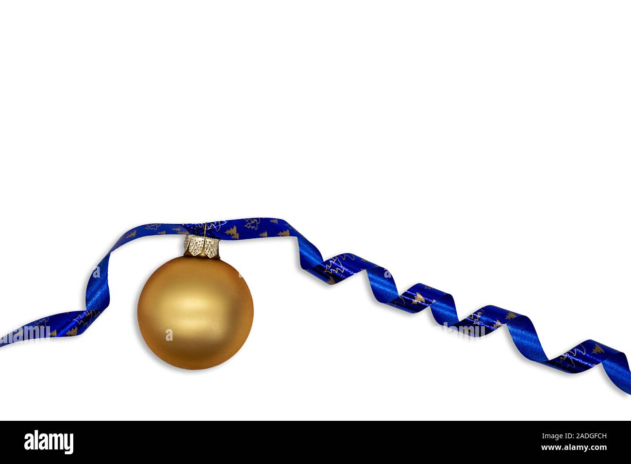 Dorata palla di Natale di arricciatura nastro blu. Golden alberi di Natale sul nastro. Foto Stock