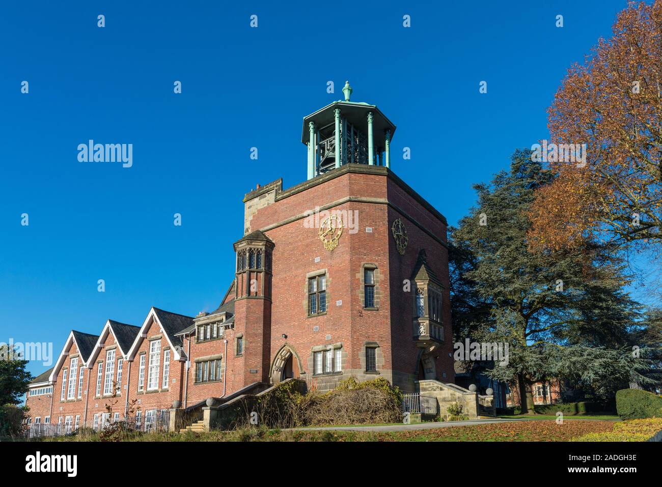 Il molto raro e insolito Bournville Carillon è stato installato da George Cadbury nel 1906 nel villaggio di Bournviile, Birmingham, Regno Unito Foto Stock