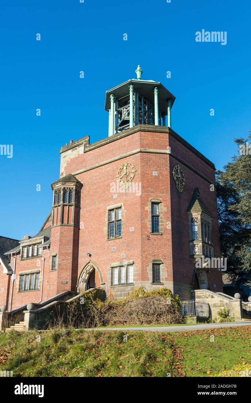 Il molto raro e insolito Bournville Carillon è stato installato da George Cadbury nel 1906 nel villaggio di Bournviile, Birmingham, Regno Unito Foto Stock