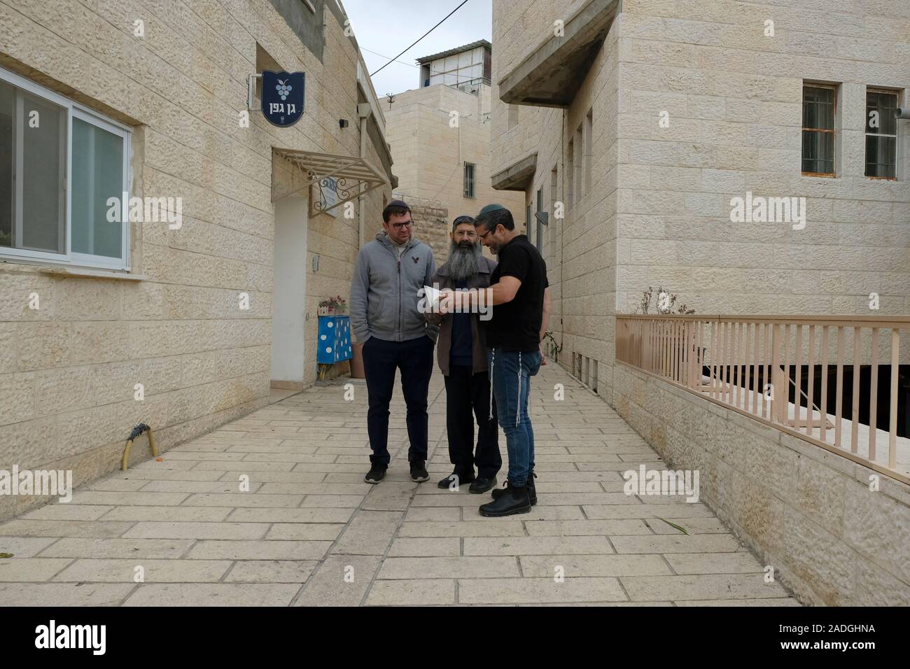 Coloni ebrei in Abramo Avinu quartiere nel centro storico della città divisa di Hebron Israele Foto Stock