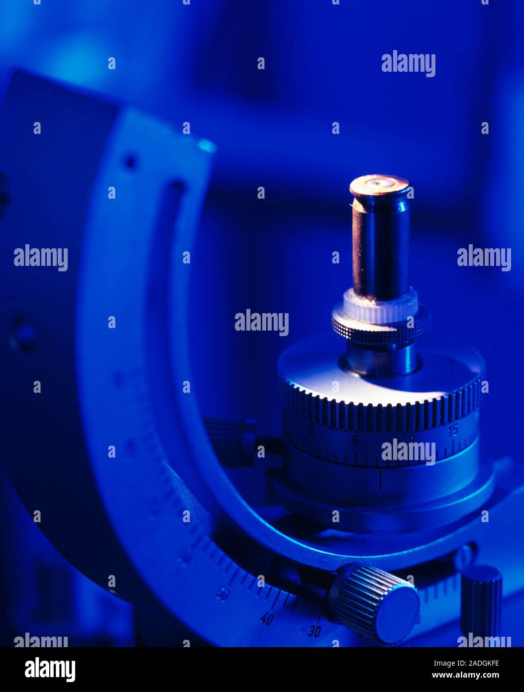 Usato bullet esame della cartuccia. Involucro della cartuccia in un supporto per microscopio. Un altro guscio (non visibile) è in un contenitore simile per il confronto. I gusci Foto Stock