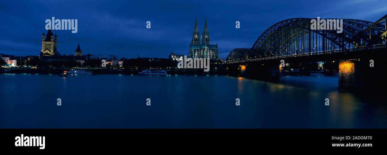 Ponte su un fiume, Castello Hohenzollern, Colonia, nella Renania settentrionale-Vestfalia, Germania Foto Stock
