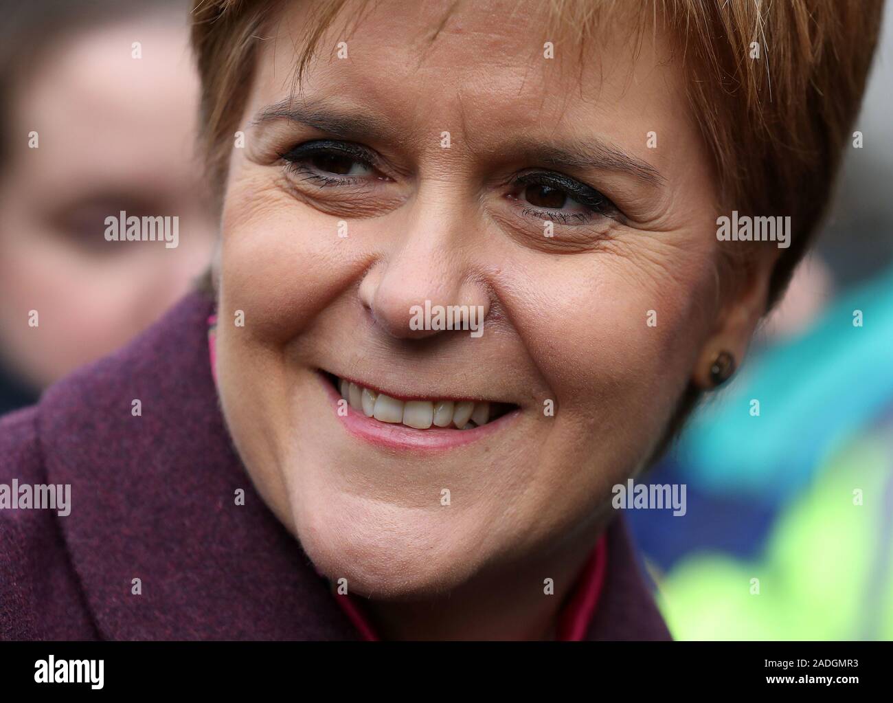 SNP leader Nicola Storione soddisfa i sostenitori di Dalkeith, durante la campagna elettorale del sentiero in Scozia. Foto di PA. Picture Data: Mercoledì 4 dicembre 2019. Vedere PA storia politica elezione . Foto di credito dovrebbe leggere: Andrew Milligan/PA FILO Foto Stock