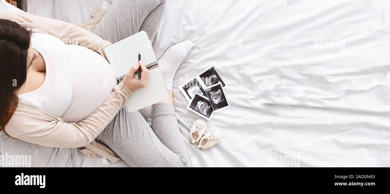 Donna incinta rendendo distinta di imballaggio per ospedale di maternità Foto Stock