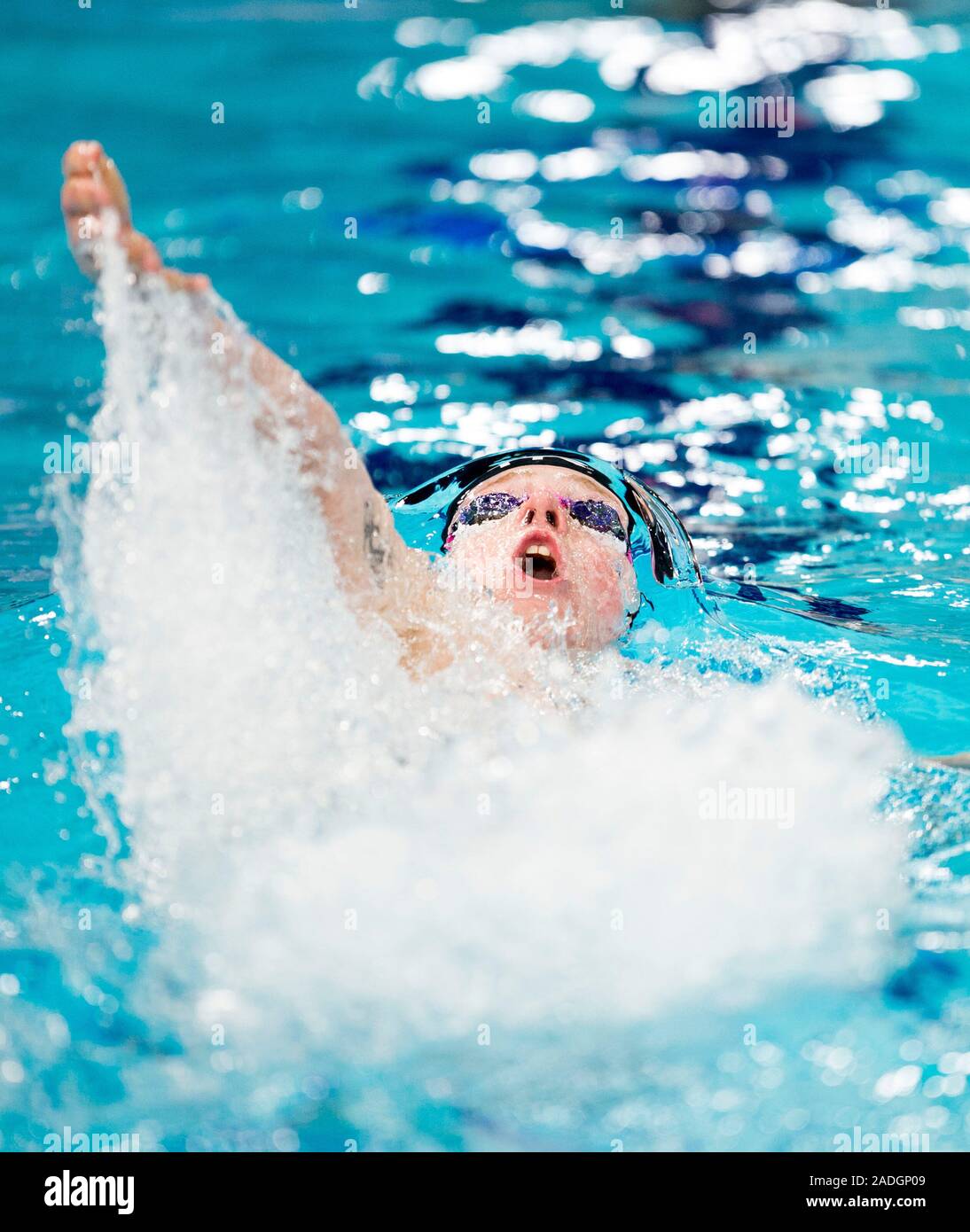 Gran Bretagna Max Litchfield a competere in Uomini 200m dorso si riscalda durante l'Unione breve corso di nuoto campionati a Tollcross International centro nuoto, Glasgow. Foto Stock