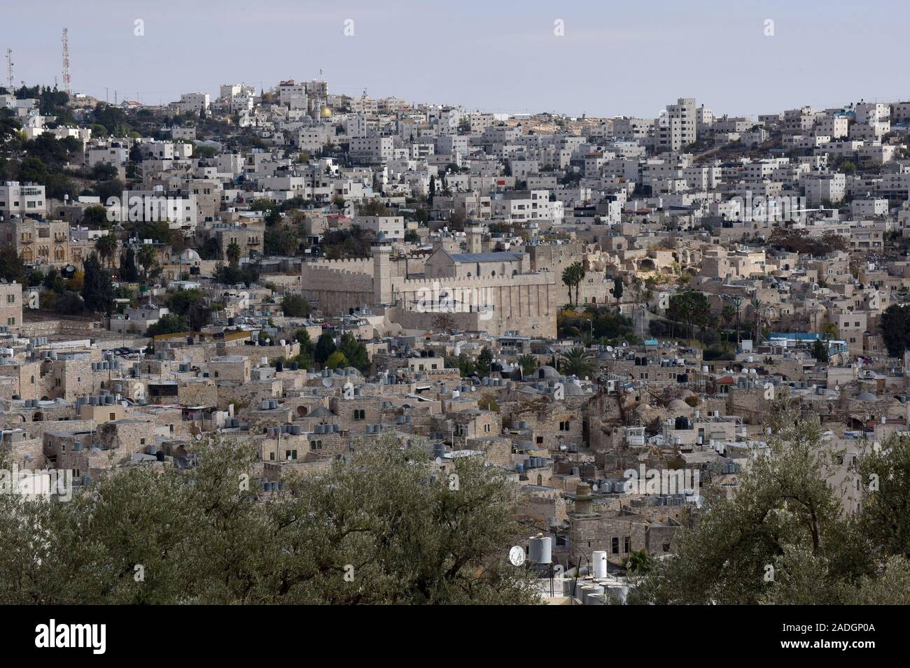 Una panoramica della Tomba dei patriarchi, o la moschea Ibrahimi, nella città divisa di Hebron, West Bank, Mercoledì, 4 dicembre 2019. Difesa israeliano Ministro Naftali Bennett ha ordinato ai funzionari di avviare la pianificazione di un nuovo insediamento ebraico nel cuore di Hebron, che i funzionari palestinesi dire è un risultato di U.S. Presidente Donald Trump per la decisione di legittimare gli insediamenti. Foto di Debbie Hill/UPI Foto Stock