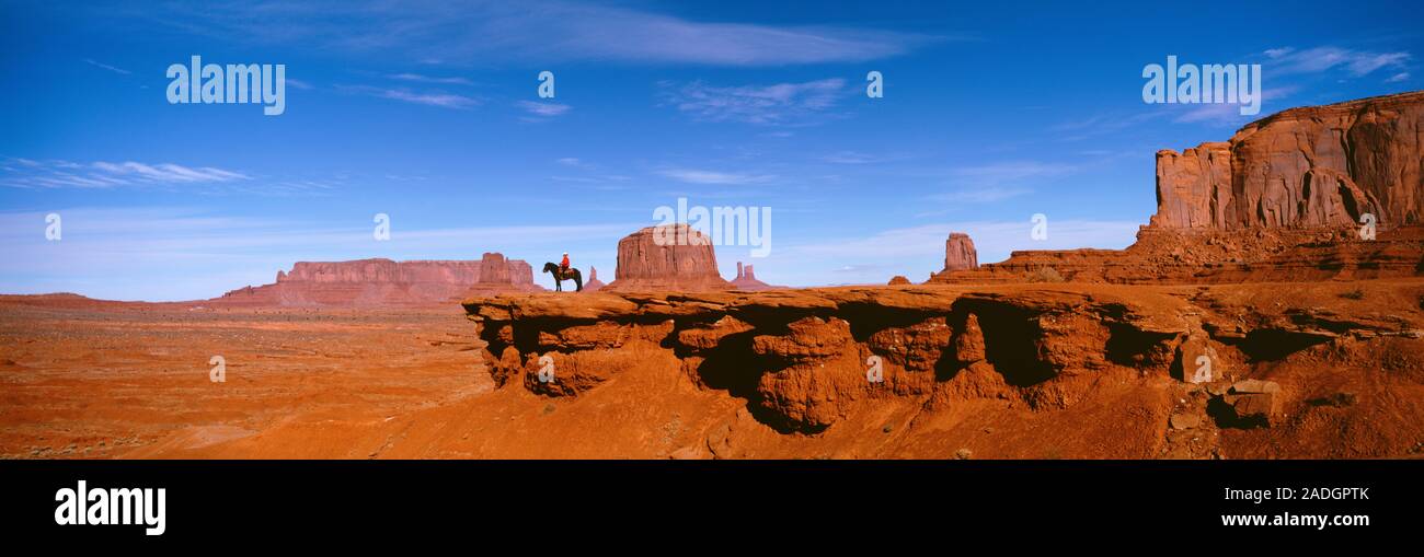 Persona a cavallo su un paesaggio, Monument Valley, Arizona, Stati Uniti d'America Foto Stock