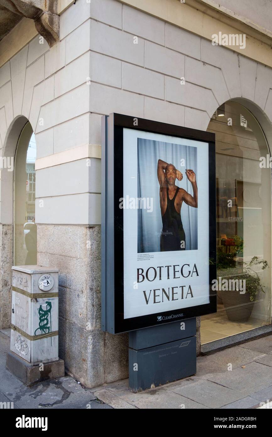 Bottega Veneta pubblicità affissioni in una strada di Milano, Italia Foto Stock