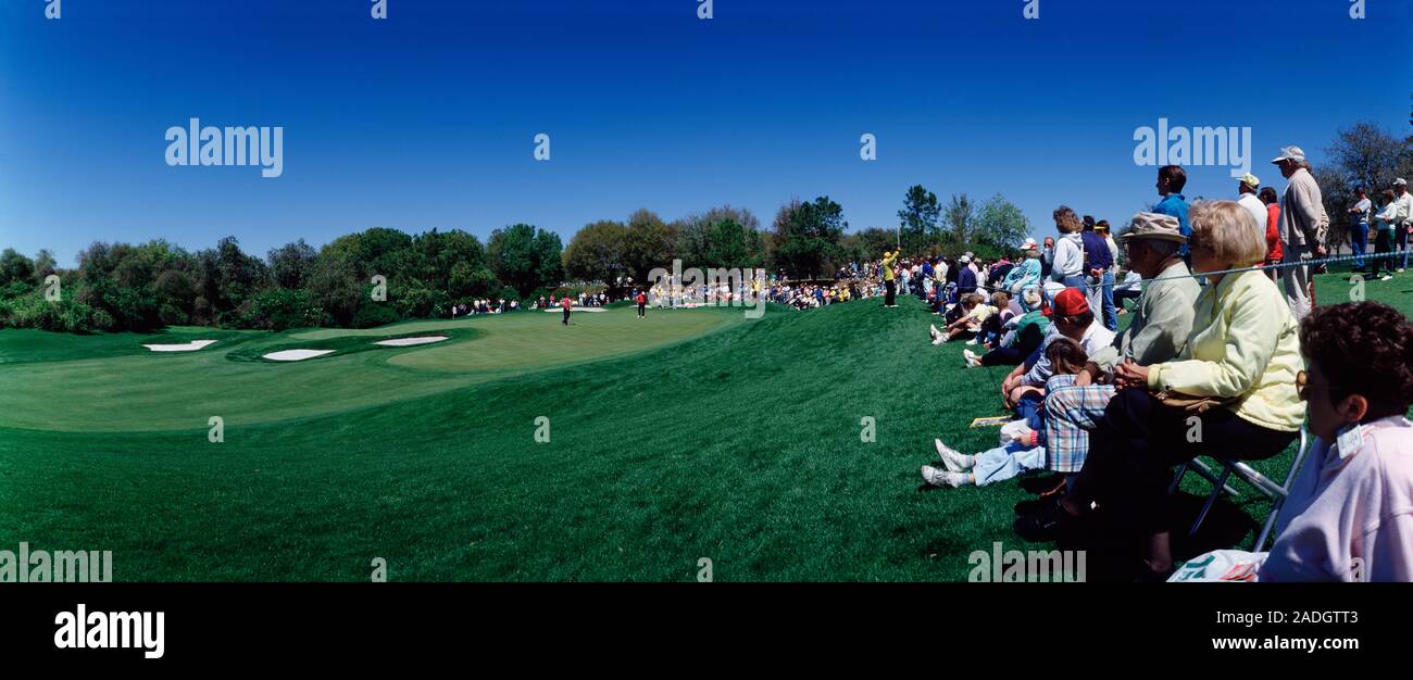 La folla guarda golf tournament Foto Stock
