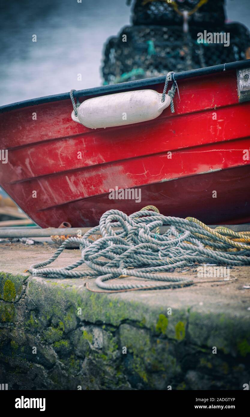 Red Boat in Port Isaac Harbour, Cornwall, England, Regno Unito Foto Stock